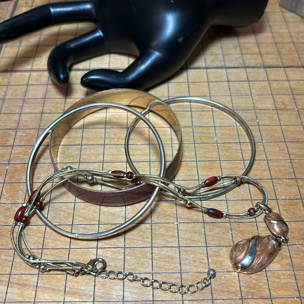 Enameled Metal Pendant 18”L Necklace w 3 Bangles 2.75”D Classy Bohemian EVC